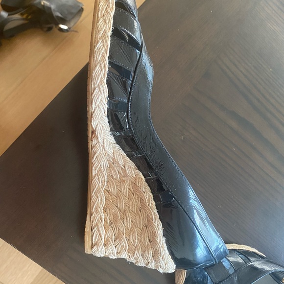 Stuart Weitzman Black Patent Leather Peep Toe Braided Straw Wedge Sandals Size 9 - Picture 2 of 3